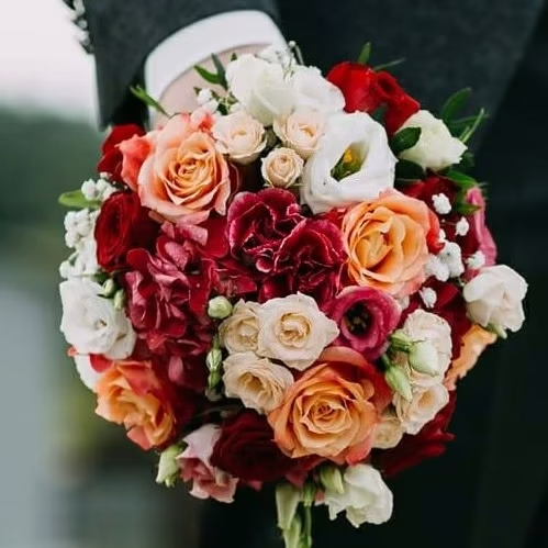 Brautstrauß mit Rosen und Lisianthus von Der Kreative Blumenladen